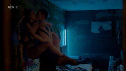 Simone Geissler, Valerie Stoll - Sex Scenes in Hanna's Homecoming (2018)