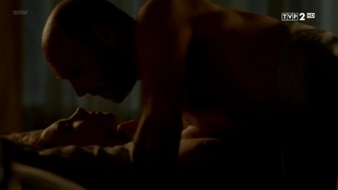 Magdalena Kolesnik - Sex Scenes in Miasto skarbów s01e07 (2017)