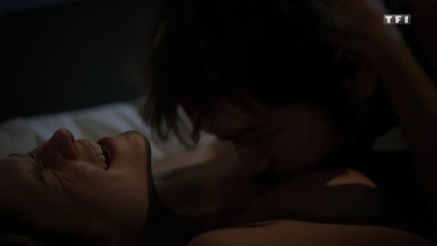 Marie Sambourg - Sex Scenes in Une famille formidable s13e05 (2016)